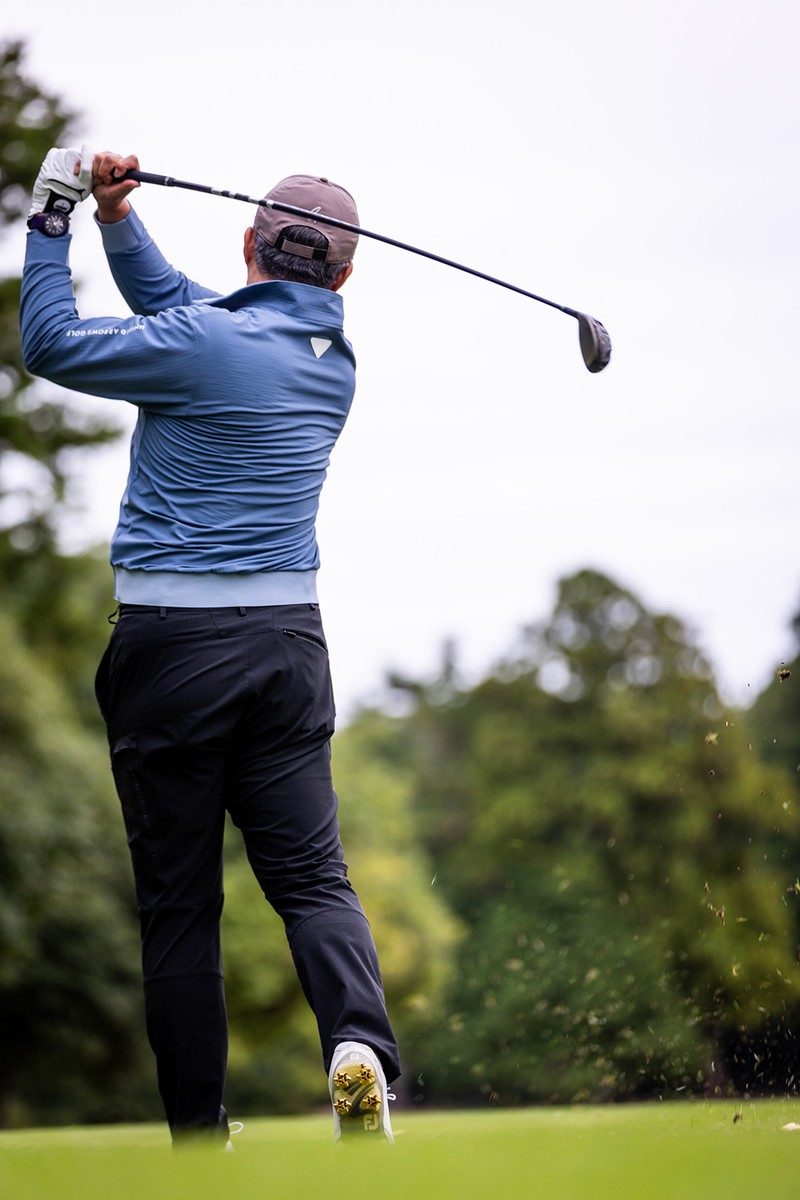 五十嵐亮太（いがらし・りょうた）　ハーフジップブルゾン2万4200円、モックネックシャツ1万5400円、キャップ6600円／すべてユナイテッドアローズ ゴルフ（ユナイテッドアローズ 日本橋店）、時計93万5000円／ノルケイン（ノルケイン ジャパン）