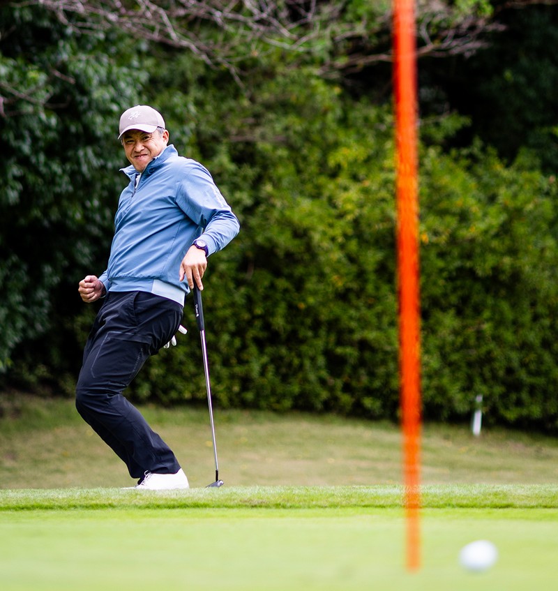 五十嵐亮太（いがらし・りょうた）　ハーフジップブルゾン2万4200円、モックネックシャツ1万5400円、キャップ6600円／すべてユナイテッドアローズ ゴルフ（ユナイテッドアローズ 日本橋店）、時計93万5000円／ノルケイン（ノルケイン ジャパン）