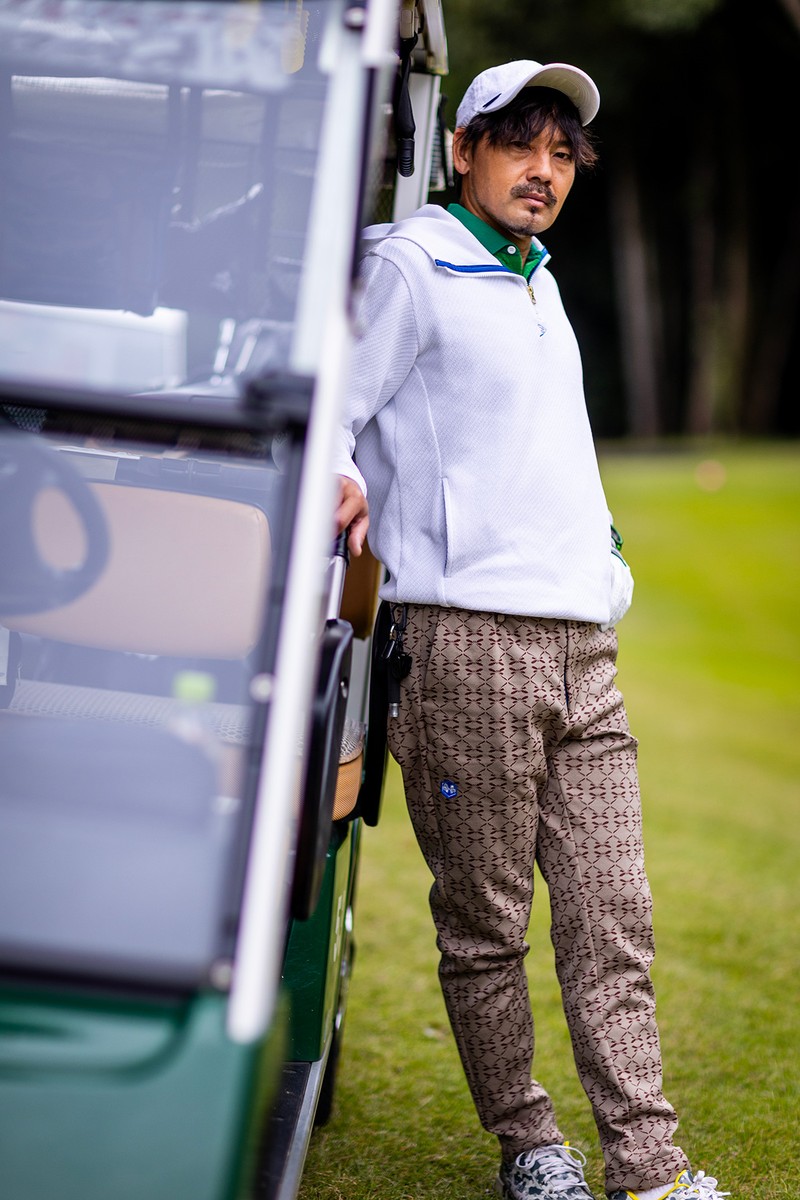 松井大輔（まつい・だいすけ）　ブルゾン3万8500円、ポロシャツ3万5200円、パンツ3万9600円、キャップ1万3200円 ／すべてトヴホ（ウィッツ）