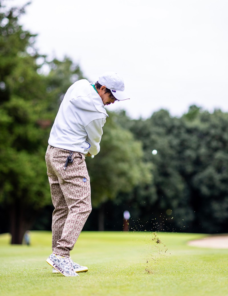 松井大輔（まつい・だいすけ）　ブルゾン3万8500円、ポロシャツ3万5200円、パンツ3万9600円、キャップ1万3200円 ／すべてトヴホ（ウィッツ）、その他は本人私物