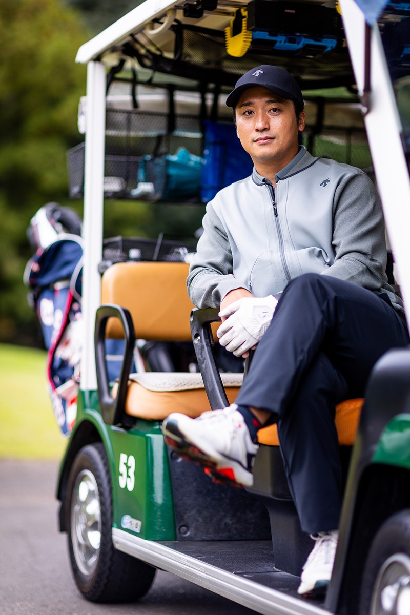 武田 竜（たけだ・りゅう）　ジップブルゾン3万5200円、ポロシャツ2万2000円、パンツ2万5300円、キャップ1万7600円／すべてデサントゴルフ（デサントジャパン お客様相談室）、その他は本人私物