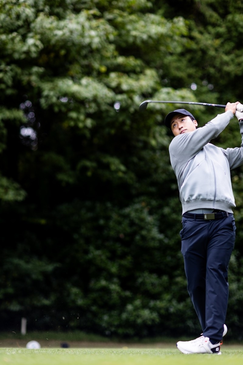 武田 竜（たけだ・りゅう）　ジップブルゾン3万5200円、パンツ2万5300円、キャップ1万7600円／すべてデサントゴルフ（デサントジャパン お客様相談室）