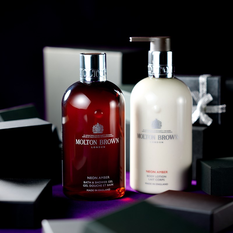 「モルトンブラウン ネオンアンバー バス＆シャワージェル」300ml 4840円、「同 ネオンアンバー ボディローション」300ml 6380円／モルトンブラウン（モルトンブラウンジャパン）
