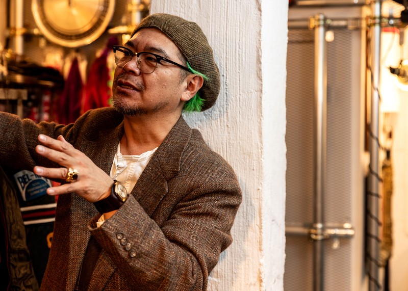 雑誌や広告等のヘアメイクを数多く担当する業界のエキスパート。この写真で付けている時計はタイメックス。今回記事では触れていませんが、RRL製レザーストラップとの組み合わせがイタくお気に入りとのこと。