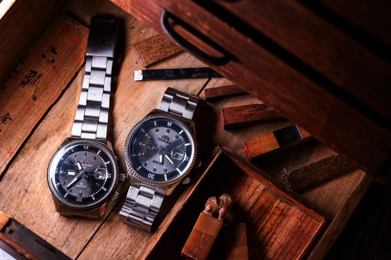 左が向後さんのお父さんから引き継いだオリエントのキングダイバー。つい最近不調になってしまったとのことで、新たに右のキングマスターを購入。デイデイト式でありインナーベゼルが共通ポイントです。