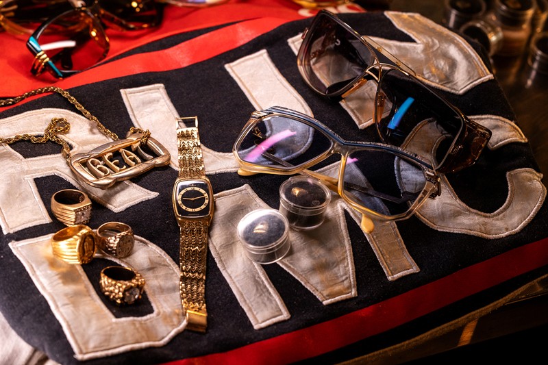 当時ハマっていたRUN D.M.C.のトレーナーを下に敷いています。ゴツ目のゴールドアクセサリーは今もって向後さんのお気に入り。