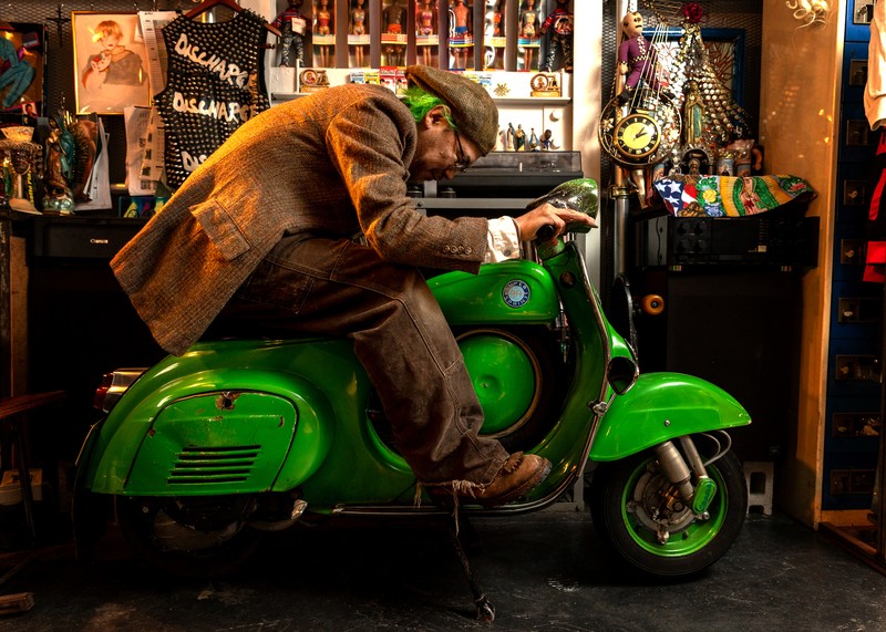 バイクへの熱の入れようもハンパではありません。ヘアメイク業の傍ら、英国単車専門のショップにてバイク整備のアルバイトをしていた過去もあるほど。こちらはレース用のグリップパーツを付けたベスパ。グリーンヘアとマッチしています。