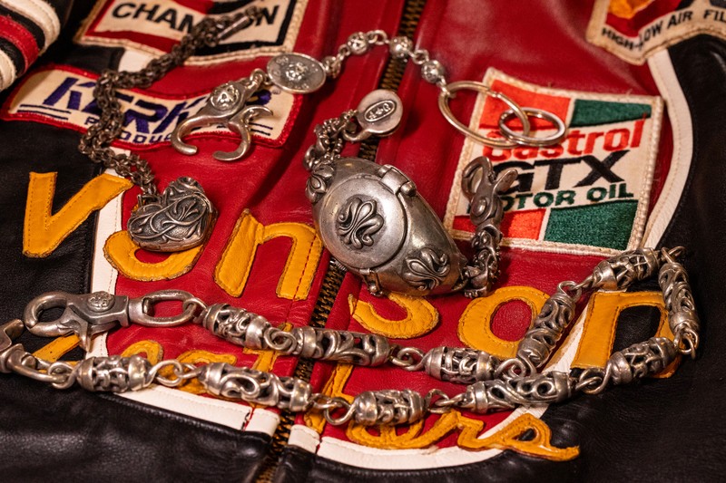 バンソンのライダーズを敷いて、思い出深いシルバーコレクションを撮影。めっちゃ90年代が甦ります。写真下方のウォレットチェーンはクロームハーツ。後のものはすべてAG。