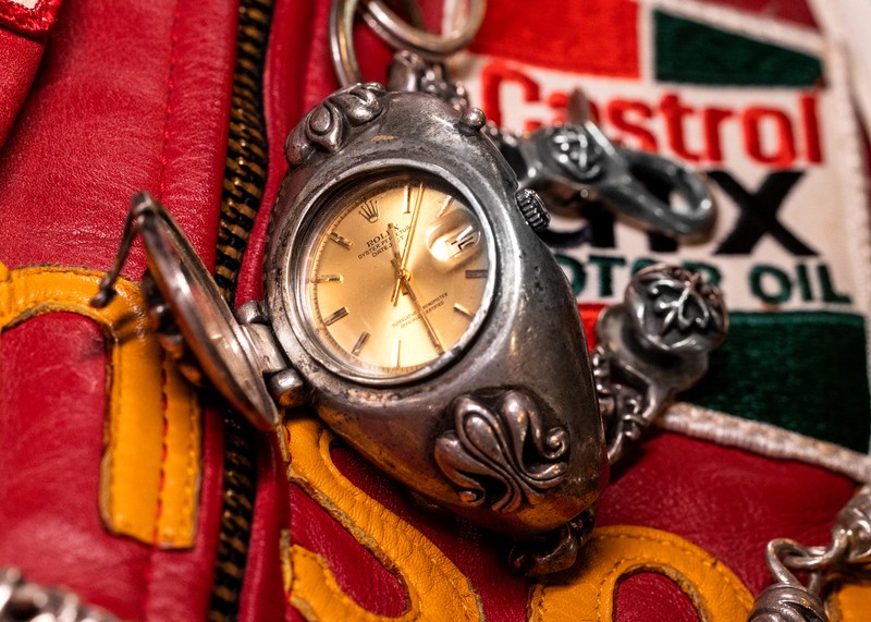 先輩である青柳さんが買ってきてくれたAGのカバー＆ブレスレット。中にはロレックス オイスター パーペチュアル デイトジャストをセットしています。