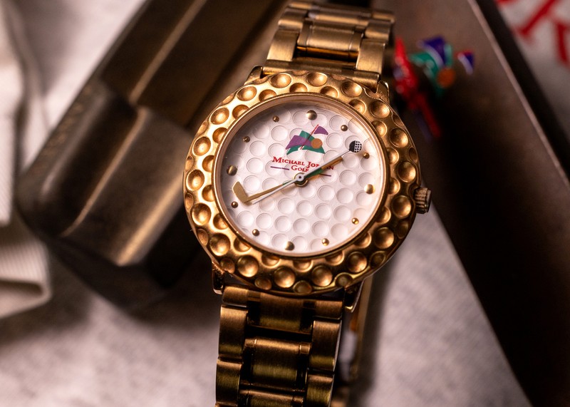 選ばれた顧客に配られていたノベルティと思われる「マイケル ジョーダン ゴルフ」のウォッチ。ゴルフボールを思わせるディンプルデザインがユニークです。ポップにしてスーパーレア。