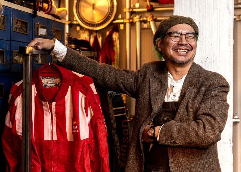 向後さんのプライベートアトリエは、まんま“向後ミュージアム”。トップクリエイターのフクザツな頭の中がそのまま具現化されたスペースです。ちなみにハンガーに無造作に掛かっているブルゾンは「TROOP L.L. COOL J」のもの。結構レア。