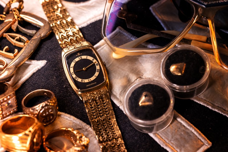 トノーケースのジャガー･ルクルトは2針のドレスタイプ。ケースもブレスレットも18KYGです。繊細なゴールドチェーンはエレガントであり、向後さんいわく「和服ともマッチするんです」