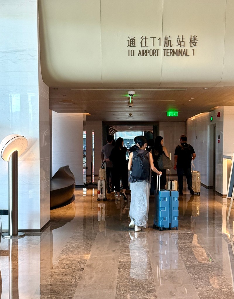 ロビー側にいながら廊下の向こうに空港が見えます。