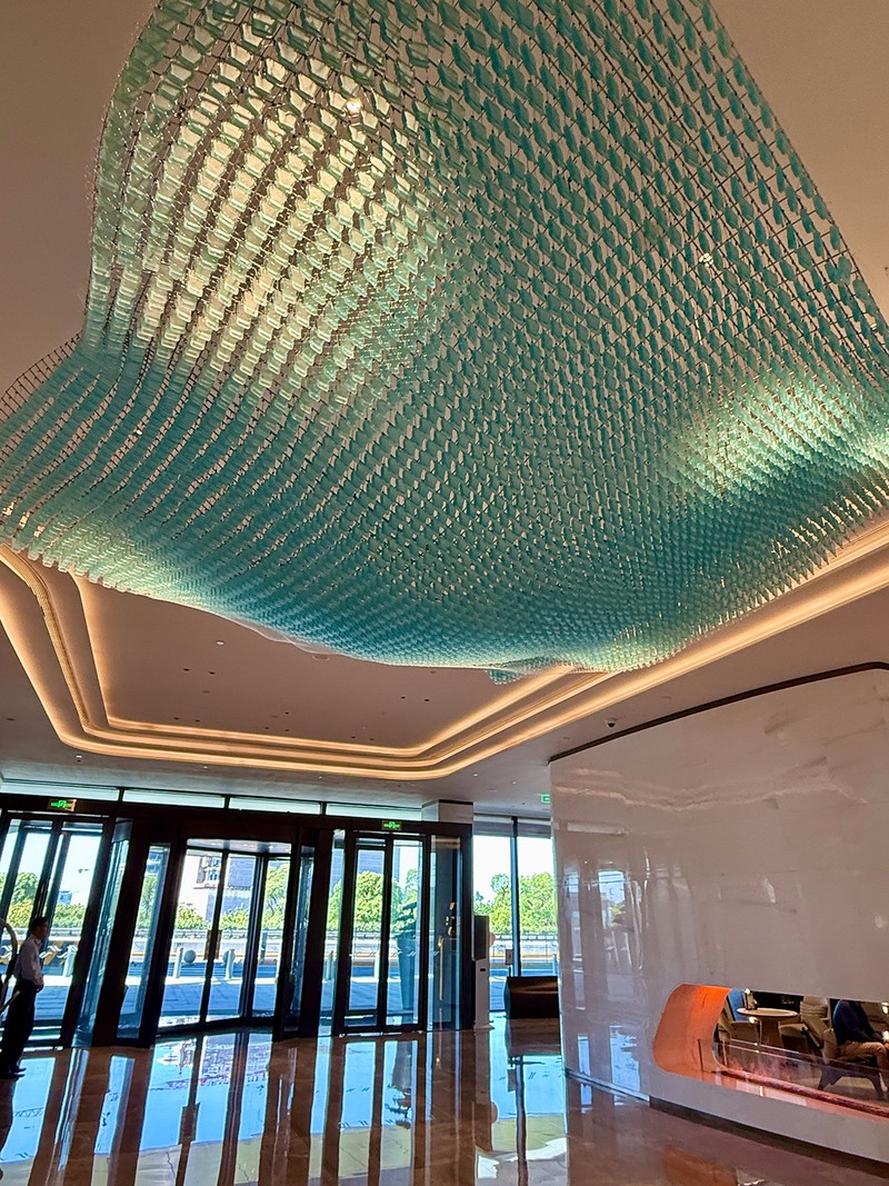 ライトで白く透ける箇所で雲を表現。