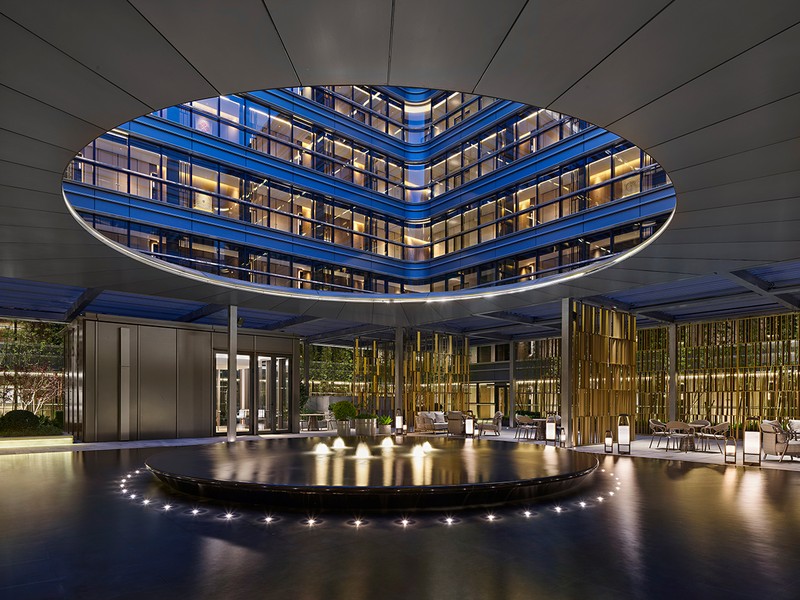 クラブラウンジの噴水。吹き抜けとなり、4辺に客室前の廊下が伸びます。