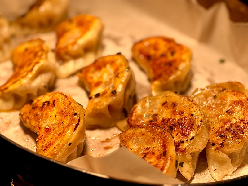朝食の焼き立て餃子。