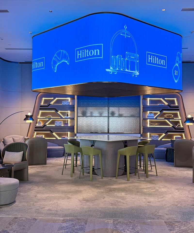 ほぼテーブルごとに充電を備えるラウンジ。