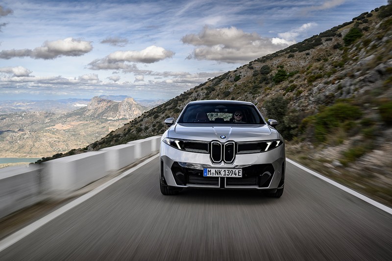 知るひとぞ知る2002などを思わせるキドニーグリルに注目。