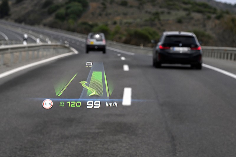 ブレーキキャリパーをはじめ赤の挿し色がJCWの特徴。