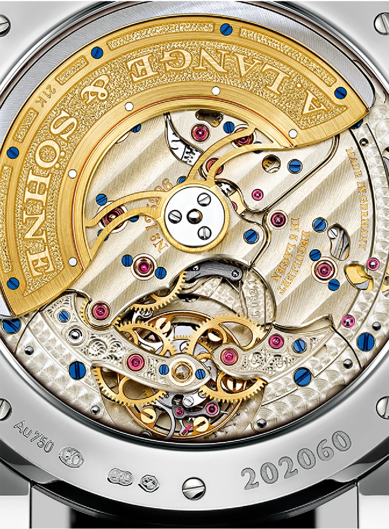 高精度のための機構であるため、このトゥールビヨンは裏側から鑑賞可能。しかもテンプ受けの彫金も美しく、穴石にはダイヤモンドを使用しています。