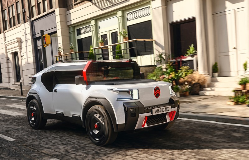 C3のデザインのルーツであるコンセプトカー「Oli」。2022年のパリモーターショーで発表された電気自動車。