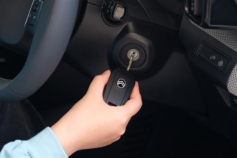 キーをシリンダーにさしてひねるという今となっては珍しい所作でエンジンを始動する。