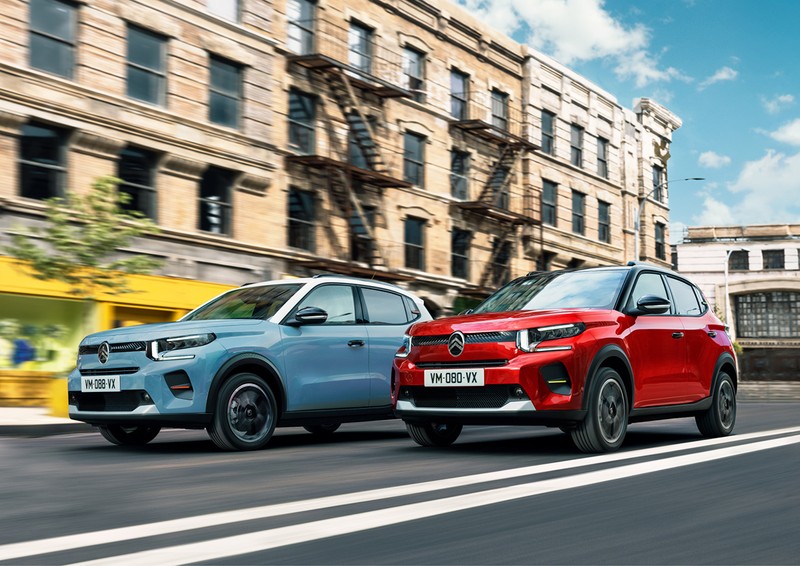 ボディカラーは4色。淡いブルーは2CVの色を再現したもの。グレードMAXではルーフが2トーンに、PLUSではボディ同色ルーフとなる。