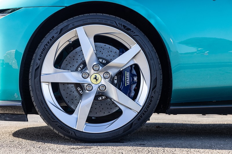 今回のトピックである、ブレーキ・バイ・ワイヤーが採用されたブレーキ。