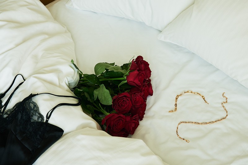 ネックレス［18KYG×ダイヤモンド］284万9000円、ブレスレット［18KYG×ダイヤモンド］195万8000円／ともにメシカ（メシカ ジャパン）