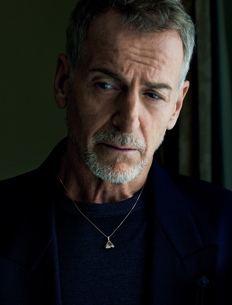 ペンダントトップ［18KYG×ダイヤモンド］105万500円、チェーン［18KYG］5万6100円／ともにビジュピコ（ビジュピコ 徳島店）、ジャケット24万2000円／ラルディーニ、ニット3万8500円／フィリッポ デ ローレンティス（ともにトヨダトレーディング プレスルーム）　