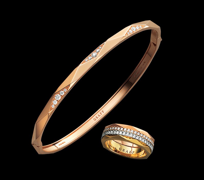 ▲ 男性●バングル［18KRG×ダイヤモンド］161万7000円／グラフ（グラフダイヤモンズジャパン）、ニットポロ3万9600円／グランサッソ、スカーフ2万4200円／ホリデー & ブラウン（ともにビームス 六本木ヒルズ）、メガネ7万3040円／オリバーピープルズ（ルックスオティカジャパン カスタマーサービス）　女性●リング［18KYG×18KRG×18KWG×ダイヤモンド］139万8000円／グラフ（グラフダイヤモンズジャパン）、ニット8万5800円／ピーティートリノ（PT JAPAN）