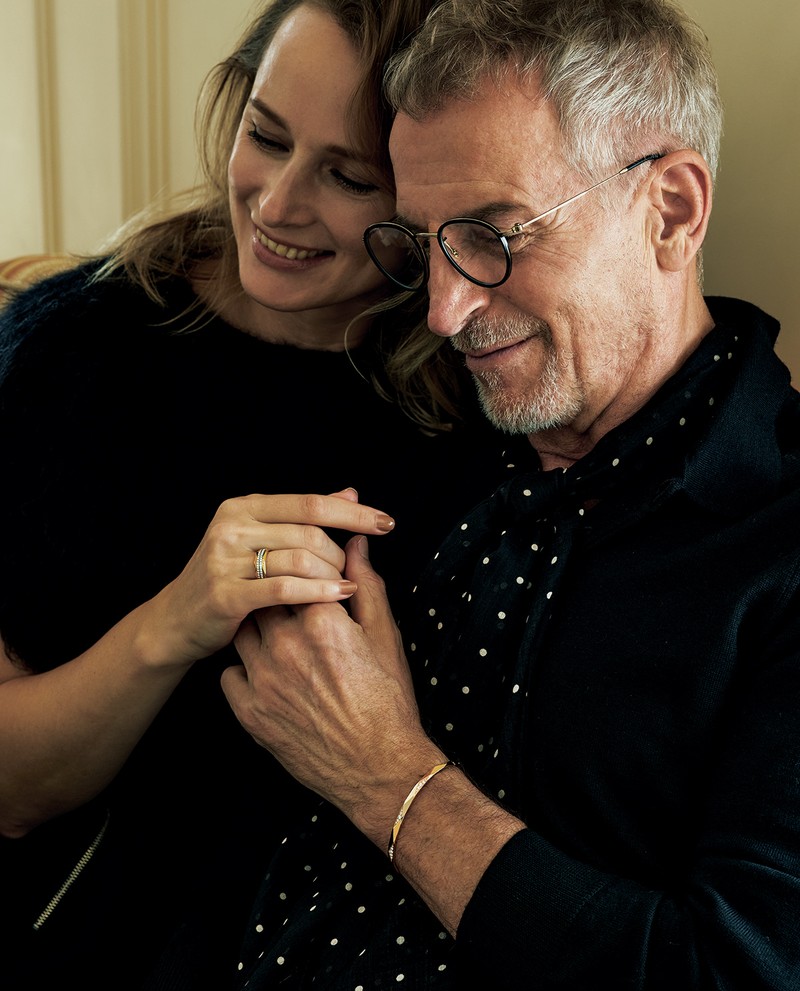 ▲ 男性●バングル［18KRG×ダイヤモンド］161万7000円／グラフ（グラフダイヤモンズジャパン）、ニットポロ3万9600円／グランサッソ、スカーフ2万4200円／ホリデー & ブラウン（ともにビームス 六本木ヒルズ）、メガネ7万3040円／オリバーピープルズ（ルックスオティカジャパン カスタマーサービス）　女性●リング［18KYG×18KRG×18KWG×ダイヤモンド］139万8000円／グラフ（グラフダイヤモンズジャパン）、ニット8万5800円／ピーティートリノ（PT JAPAN）