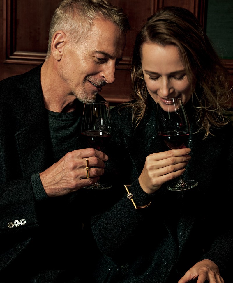 ●リング［18KYG×18KWG×18KPG×ブラウンPVD×ダイヤモンド］159万7200円（予価）／ブシュロン（ブシュロン クライアントサービス）、ジャケット14万3000円／ニート（にしのや）、そのほかはスタイリスト私物　女性●バングル［18KYG×18KWG×18KPG×ブラウンPVD×ダイヤモンド］785万4000円（予価）／ブシュロン（ブシュロン クライアントサービス）、ベスト15万9000円、ニット8万6900円／ともにイレブンティ（三喜商事）