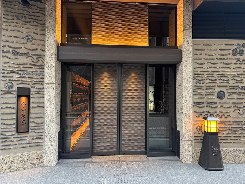 まずはロケーション。銀座の中央通り沿いに面したビルの7階から12階に位置しておりますが、エントランスは華やかな表通りの真裏にひっそりと構えており、早くもしっぽり艶やかな旅館ムードが漂ってきます。土塀のファサードから雅な竹塀を抜け、エレベーターで12階へ。ここは銀座か？ と思う大人な和風空間がお出迎えしてくれます。