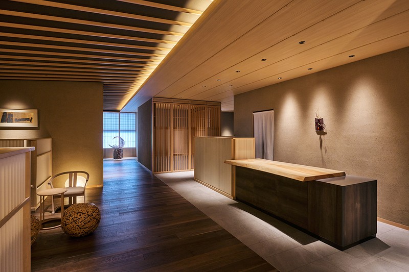 12階のロビーに到着すると、銀座であることを忘れてしまう佇まいの空間が広がります。エレベーターが開いてすぐに目に飛び込んでくるかけは、銀座もとじにこの地の泥を使って染めてもらったものだとか（写真なくてすいません）。