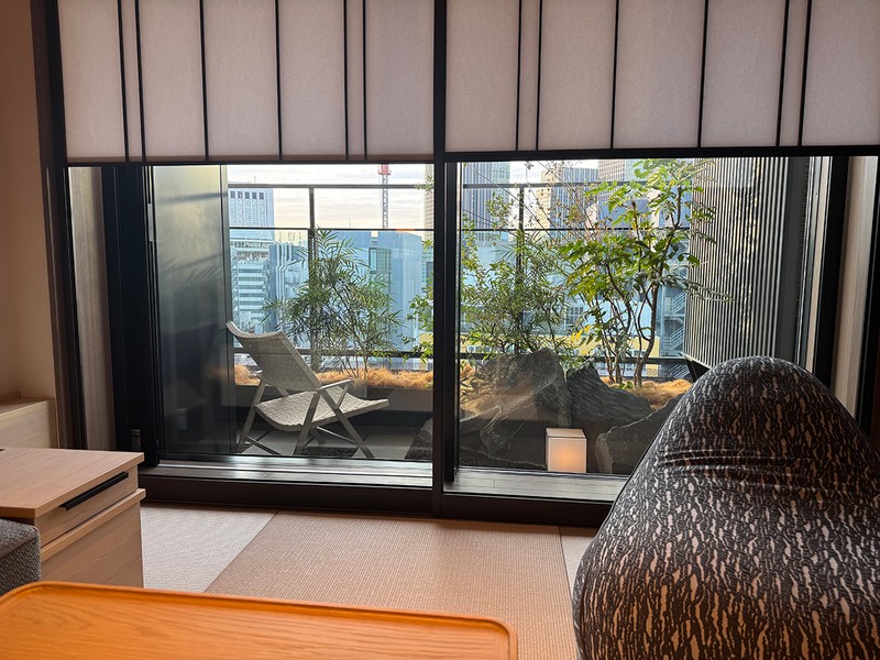 ひとり、銀座を眼下にゆったりできる特別席が用意されたテラスのお庭。読書やお酒を楽しむのに最適です。