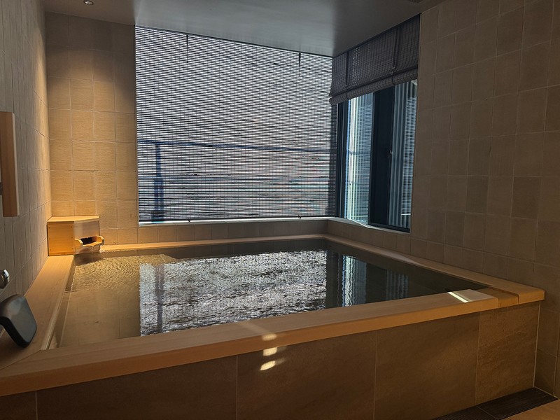 続いて、占有面積64平米の「エグゼグティブコンフォートスイート」。ここはなんと言ってお風呂。広々スペースゆえ、お連れ様とご一緒に、なんてことも♡