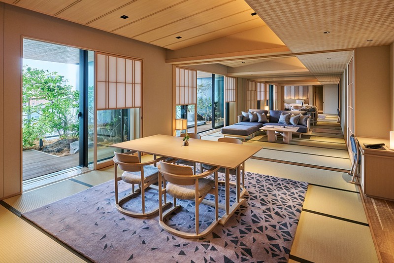 はい、お待たせしました。当館で最も広く、ラグジュアリーなお部屋「ふふラグジュアリープレミアムスイート」です。占有面積は2部屋のコネクティングで最大322平米と超広々。