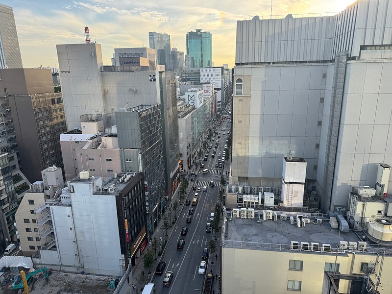 眼下に臨む街並みに、いま自分は銀座のど真ん中にいることを思い出させます。不思議体験とはまさにこのこと。