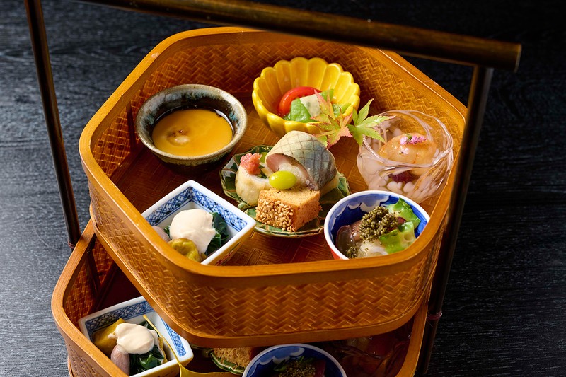 お料理は、四季の恵みを繊細に仕立てた品々。海から山まで美味しい食材を惜しげもなく使ったコースは、目にもお腹にも幸せをもたらしてくれます。