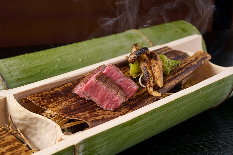 黒毛和牛の炭火焼は絶品。朴葉の香りが食欲を刺激すること請け合いです。この後、お鍋、炊き込みご飯と贅沢ご飯は続きます。