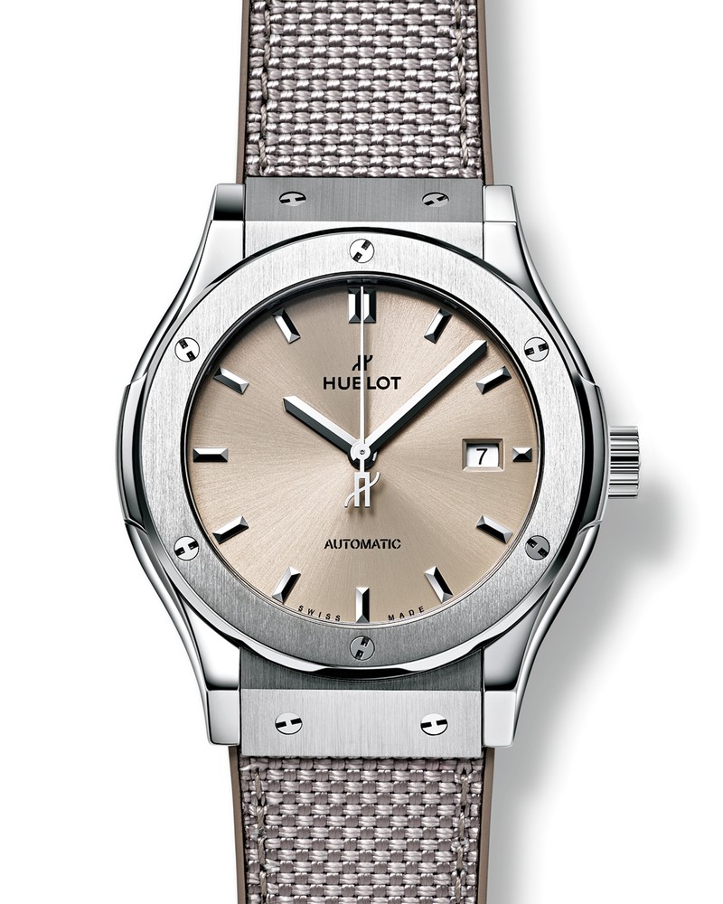 「クラシック・フュージョン エッセンシャル トープ」自動巻き、Tiケース（42mm）、トープファブリック×トープラバーストラップ。5気圧防水。116万6000円（オンライン限定）／ウブロ