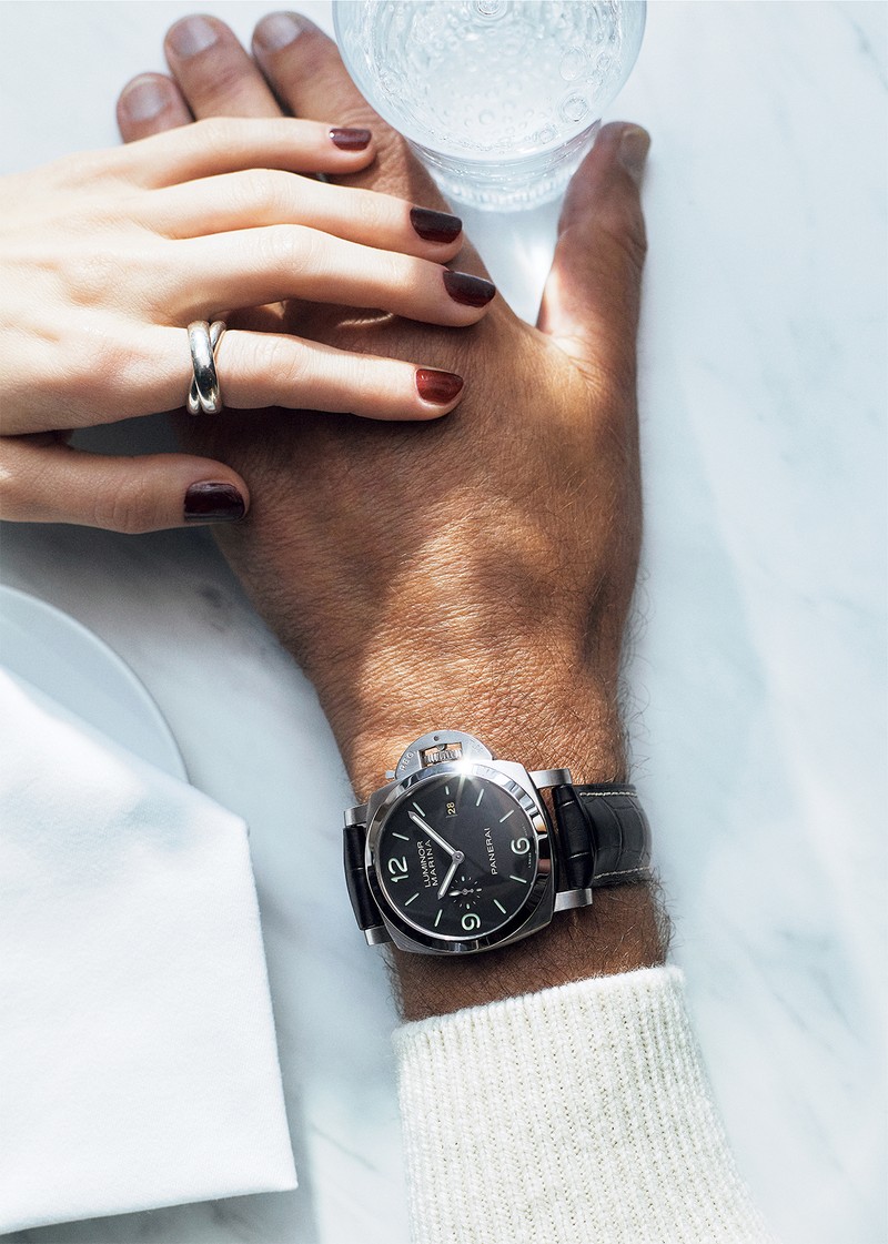 男性●時計（下のページと同じ）132万円／パネライ（オフィチーネ パネライ）ニット9万6800円／マックジョージ（ストラスブルゴ カスタマーセンター）、女性●リング3万1900円／リューク