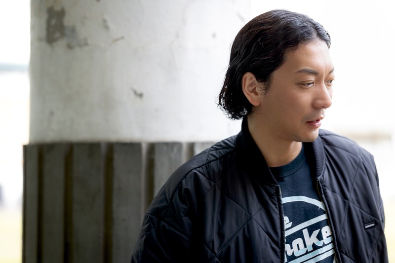 人気お笑いコンビ「ニューヨーク」のボケ担当である嶋佐和也さん。格闘技やロックミュージックに関するコアなファンとしても知られる高感度芸人です。