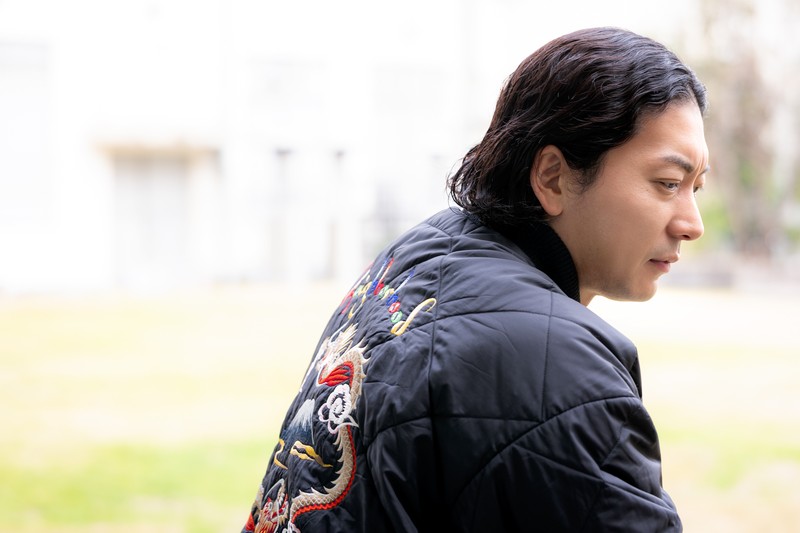 嶋佐さんは服装についても独自のこだわりを持つ。今日のアウターは「ネイバーフッド」の刺しゅう入りブルゾン。