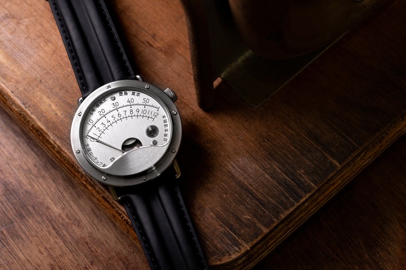 レトログラード式に時分を表示するスタイルが特徴の「大塚ローテック」6号。6時位置にディスク式の秒表示を搭載。MIYOTAの自動巻きムーブメントに、独自のモジュールを組み合わせている。