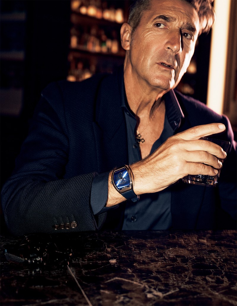 ネイビーのワントーンでグラデ効果を増幅 中心部の淡いブルーから、外周に向かってゆるやかに濃いネイビーに変わっていくスフマート文字盤。その色気を最高潮に引き出すべく、ジャケットとシャツをストイックにネイビーで揃えています。文字盤と装いをワントーンでまとめたことで、18KPGケースのリッチな輝き、さらにスリムになったヴァンガードの流麗なラインも際立って感じられますね。時計（下のページと同じ）374万円／フランク ミュラー（フランク ミュラー ウォッチランド東京）ジャケット24万2000円／ラルディーニ（トヨダトレーディング プレスルーム）、シャツ3万8500円／マリア サンタンジェロ（B.R.SHOP）、ネックレス106万7000円／フランク ミュラー（フランク ミュラー ウォッチランド東京）