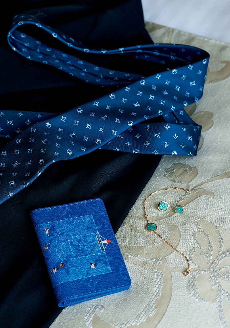 ピアス［18KYG×アマゾナイト］（片耳）各28万6000円、ブレスレット［18KYG×アマゾナイト×ダイヤモンド］45万2100円、カードケース7万1500円、スーツ69万3000円、タイ3万6300円／すべてルイ・ヴィトン（ルイ・ヴィトン クライアントサービス）