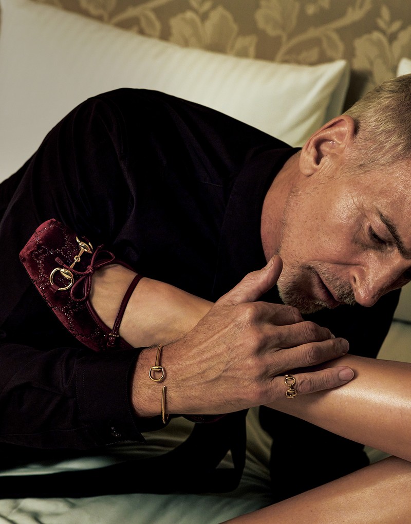 男性●リング［18KYG］48万4000円、バングル［18KYG］69万3000円、シャツ13万2000円、タイ3万6300円／すべてグッチ（グッチ クライアントサービス）　女性●シューズ21万7800円／グッチ（グッチ クライアントサービス）