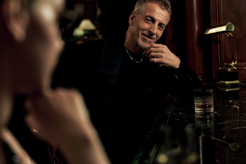 ネックレス［18KYG×あこや真珠］44万8800円、リング［18KYG×あこや真珠］37万6200円／ともにタサキ、ジャケット55万円／イザイア（イザイア ナポリ 東京ミッドタウン）、ニット4万4000円／ブリッラ ペル イル グスト（ビームス 六本木ヒルズ）